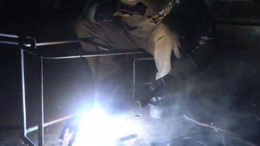 Bileme ve kaynak bir fabrika veya sanayi işçileri