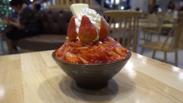 Bingsu 치즈와 신선한 딸기를 우유와 얼음을 — 비디오