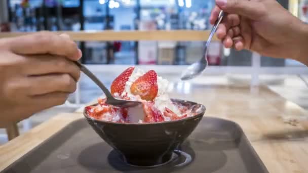 Time Lapse Bingsu Hielo Afeitado Con Crema Leche Ligeramente Cubierto — Vídeos de Stock