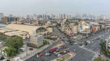 Bangkok gün gece manzarası için. Bangkok Hua Lamphong tren istasyonu havadan görünümü trafik.