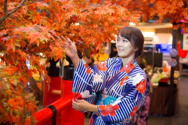 Młoda Kobieta Ubrana Japońskie Tradycyjne Kimono Jesień Kolor Czerwonego Drewna — Zdjęcie stockowe