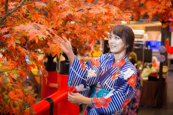 Mulher Jovem Vestindo Quimono Tradicional Japonês Cor Outono Com Ponte — Fotografia de Stock