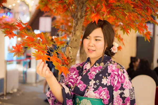 Giovane Donna Che Indossa Kimono Tradizionale Giapponese Colore Autunno Giappone — Foto Stock