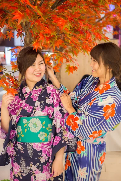 Молода Жінка Носить Традиційне Японське Кімоно Осінній Колір Японія — стокове фото