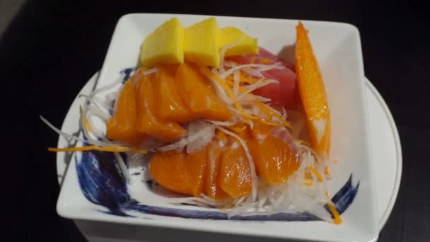 新鲜的鲑鱼生鱼片 螃蟹肉 甜鸡蛋 麻辣或日本传统菜盘上生鱼片正在旋转 — 图库视频影像