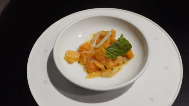 泰式鲑鱼沙拉 辛辣而浓郁的放在一个旋转的白杯上 — 图库视频影像