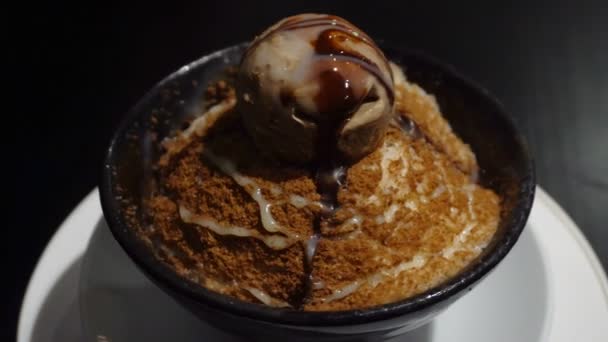 Νόστιμη Γλυκιά Μαύρη Σοκολάτα Μπίνγκσου Ξυρισμένος Πάγος Περιστρεφόμενο Κύπελλο Έτοιμη — Αρχείο Βίντεο