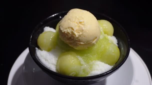 Delicioso Bingsu Melão Doce Gelo Raspado Copo Rotativo Pronto Para — Vídeo de Stock