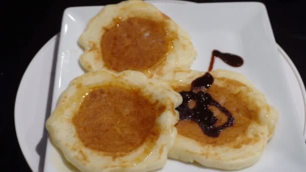 Pancake Diatapi Madu Dan Coklat Atas Piring Putih Yang Berputar — Stok Video