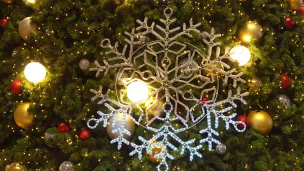 Χιόνι Σύμβολο Στο Χριστουγεννιάτικο Δέντρο Διακοσμημένα Φώτα Και Δώρα Και — Αρχείο Βίντεο