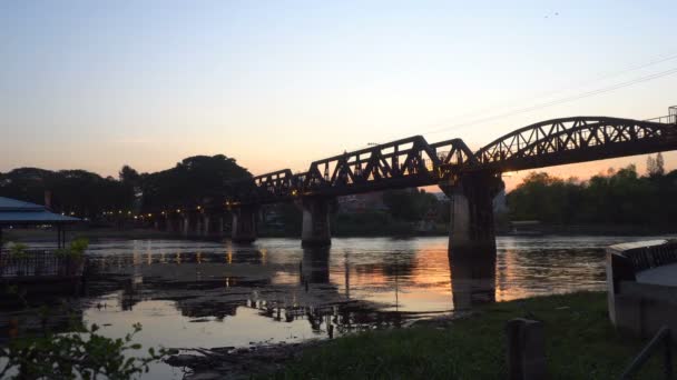 Puente Sobre Río Kwai Atardecer Con Turistas Caminando Sobre Puente — Vídeo de stock