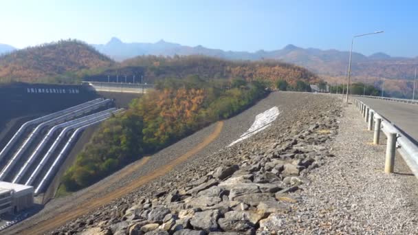 Barragem Srinakarin Uma Grande Barragem Meio Vale Kanchanaburi Tailândia Explorada — Vídeo de Stock