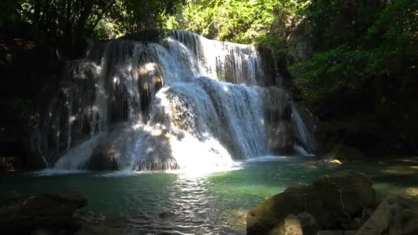 Cascada Bosque Profundo Huay Mae Kamin Cascada Hermosa Famosa Parque — Vídeo de stock