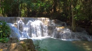 Huay Mae Kamin Şelalesi 'nin derinliklerindeki şelale Tayland' ın Kanchanaburi eyaletindeki Khuean Srinagarindra Ulusal Parkı 'nın güzel ve ünlü şelalesidir..