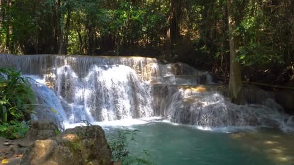 Cascada Bosque Profundo Huay Mae Kamin Cascada Hermosa Famosa Parque — Vídeo de stock