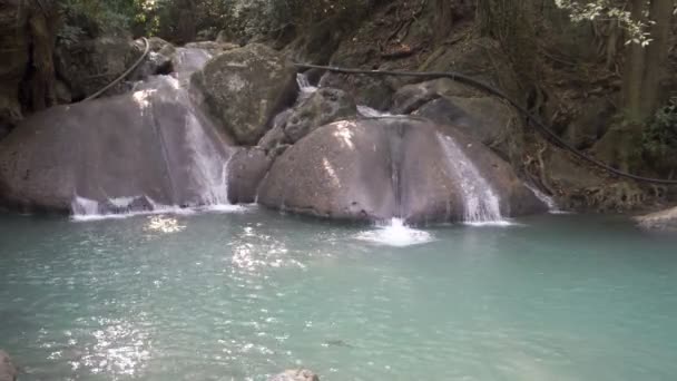 Водопад Эраван Канчанабури Таиланд Красивый Водопад Глубоком Лесу Изумрудным Бассейном — стоковое видео