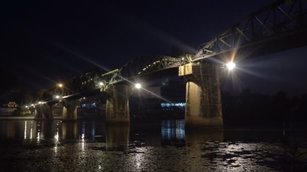 Puente Sobre Río Kwai Noche Hito Importante Destino Turístico — Vídeo de stock