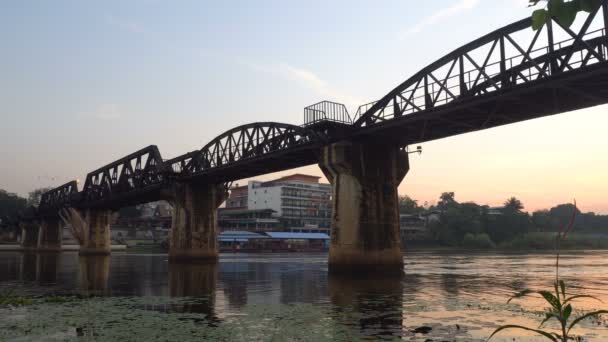 Ponte Sobre Rio Kwai Hora Manhã Marco Importante Destino Turístico — Vídeo de Stock