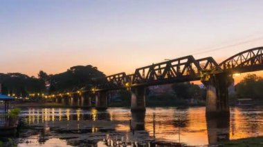 Köprü 'nün Kwai nehri üzerindeki zaman aşımına uğraması ve turistlerin köprüde yürümesi. Önemli bir dönüm noktası ve turistik bir yerdir.