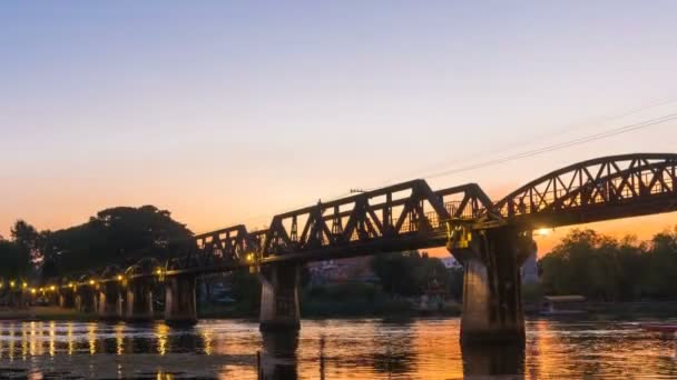 Time Lapse Van Brug Rivier Kwai Dag Nacht Met Toeristen — Stockvideo