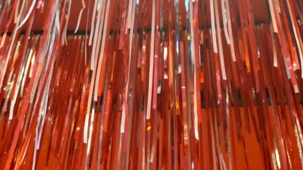 Червона Стрічка Висить Стіні Декоративними Вогнями Фоні — стокове відео