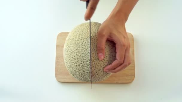 Couper Melon Main Sur Plateau Bois Sur Une Table Blanche — Video