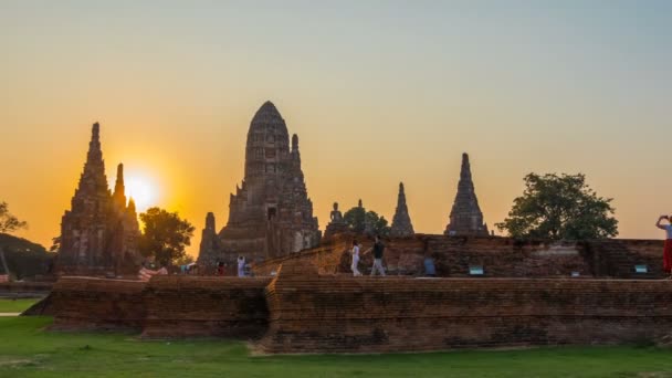 在Ayutthaya历史公园的Wat Chaiwatthanaram的时间流逝 佛教寺庙在泰国的日落时间 是世界上受欢迎的旅游胜地和旅游胜地 — 图库视频影像