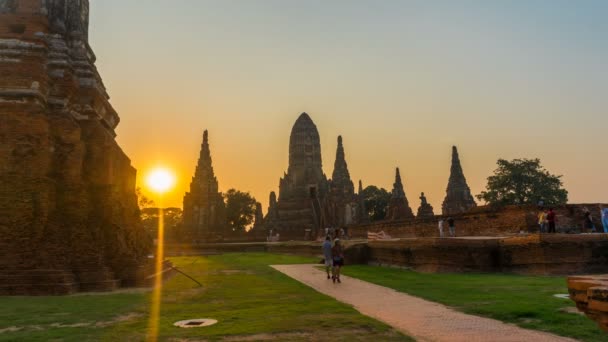 在Ayutthaya历史公园的Wat Chaiwatthanaram的时间流逝 佛教寺庙在泰国的日落时间 是世界上受欢迎的旅游胜地和旅游胜地 — 图库视频影像