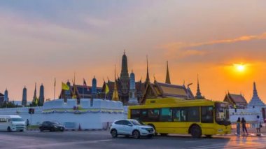 Wat Phra Kaew tapınağı ya da Bangkok Tayland 'daki Zümrüt Buda Tapınağı' nın gün batımında gün batımında. Önemli ve popüler bir turizm merkezi.