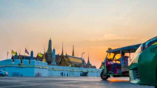 バンコクのワット プラカウエ寺院やエメラルド仏の寺院の時間経過タイでは 日没の時間帯に夜 重要で人気のある観光地です — ストック動画