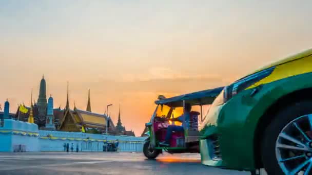 バンコクのワット プラカウエ寺院やエメラルド仏の寺院の時間経過タイでは 日没の時間帯に夜 重要で人気のある観光地です — ストック動画