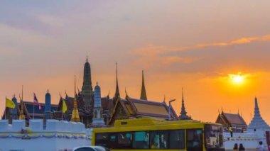 Wat Phra Kaew tapınağı ya da Bangkok Tayland 'daki Zümrüt Buda Tapınağı' nın gün batımında gün batımında. Önemli ve popüler bir turizm merkezi.