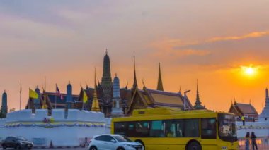 Wat Phra Kaew tapınağı ya da Bangkok Tayland 'daki Zümrüt Buda Tapınağı' nın gün batımında gün batımında. Önemli ve popüler bir turizm merkezi.