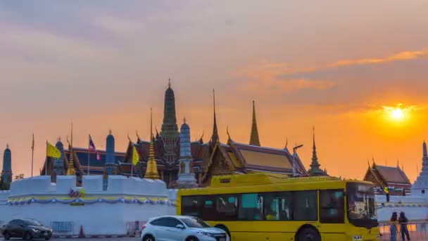 位于泰国曼谷的Wat Phra Kaew寺庙或翡翠佛寺在日落时日夜夜的时间流逝 是一个重要而受欢迎的旅游胜地 — 图库视频影像