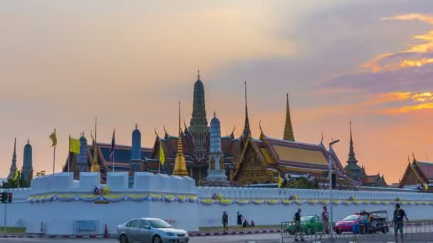 ระยะเวลาของว ดพระแก ดพระแก วในกร งเทพมหานคร ในช วงพระอาท ตกด นของว นสถานท — วีดีโอสต็อก