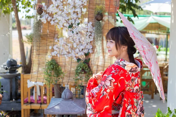 Chica Lleva Kimono Rojo Tradicional Que Vestido Nacional Japón Sostiene — Foto de Stock