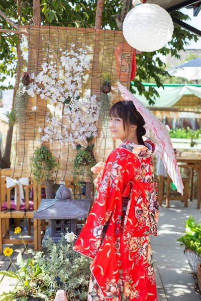 Ragazza Indossa Kimono Tradizionale Rosso Che Abito Nazionale Del Giappone — Foto Stock