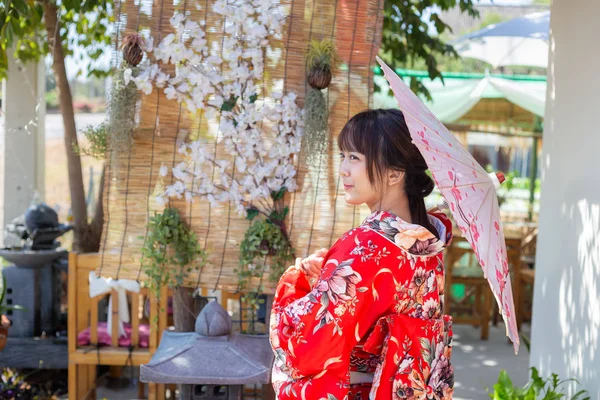 Дівчина Носить Червоне Традиційне Кімоно Національне Вбрання Японії Парасольку — стокове фото