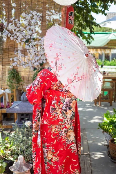 Κορίτσι Φοράει Ένα Κόκκινο Παραδοσιακό Κιμονό Οποίο Είναι Εθνικό Φόρεμα — Φωτογραφία Αρχείου