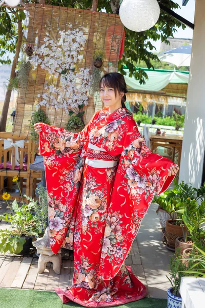 Chica Lleva Kimono Rojo Tradicional Que Vestido Nacional Japón Sostiene — Foto de Stock