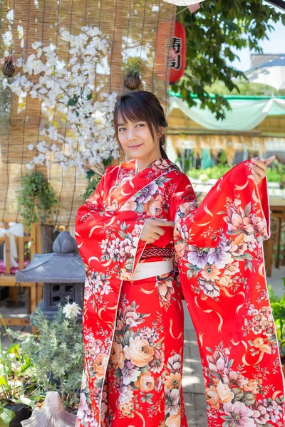Het Meisje Draagt Een Rode Traditionele Kimono Dat Nationale Jurk — Stockfoto