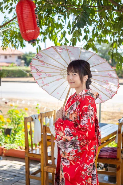 Дівчина Носить Червоне Традиційне Кімоно Національне Вбрання Японії Парасольку — стокове фото