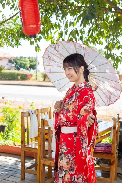 Das Mädchen Trägt Einen Roten Traditionellen Kimono Die Japanische Nationalkleidung — Stockfoto