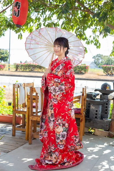 Menina Está Vestindo Quimono Tradicional Vermelho Que Vestido Nacional Japão — Fotografia de Stock
