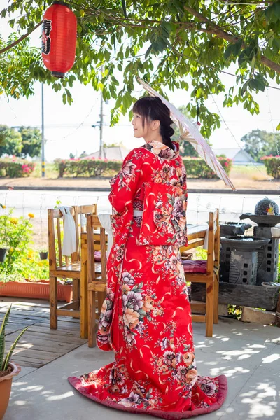 Das Mädchen Trägt Einen Roten Traditionellen Kimono Die Nationalkleidung Japans — Stockfoto