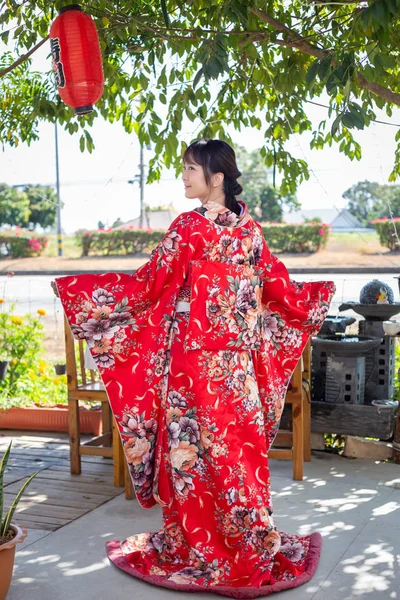 Das Mädchen Trägt Einen Roten Traditionellen Kimono Die Nationalkleidung Japans — Stockfoto