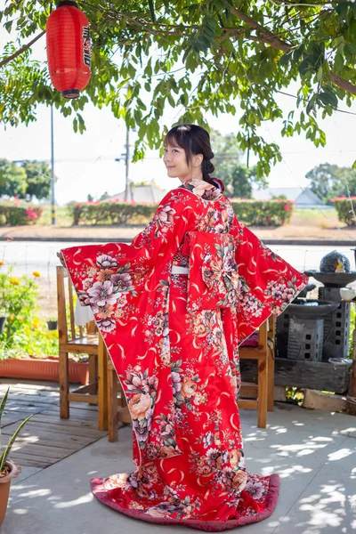 Menina Está Vestindo Quimono Tradicional Vermelho Que Vestido Nacional Japão — Fotografia de Stock