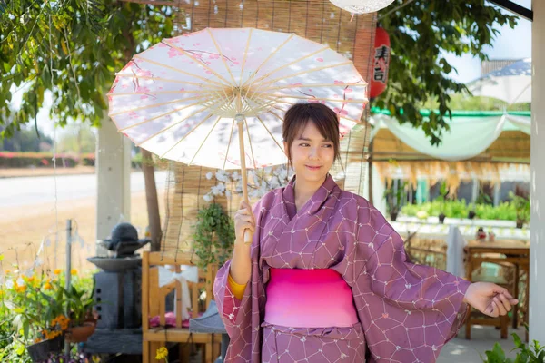 Chica Lleva Yukata Tradicional Rosa Que Vestido Nacional Japón Sostiene —  Fotos de Stock