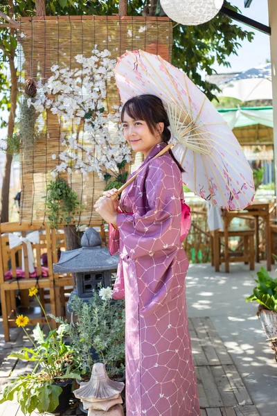 Дівчинка Носить Рожевий Традиційний Юката Національний Одяг Японії Тримає Парасольку — стокове фото