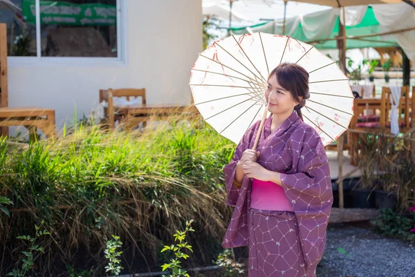 Das Mädchen Trägt Einen Pinkfarbenen Traditionellen Yukata Die Japanische Nationalkleidung — Stockfoto